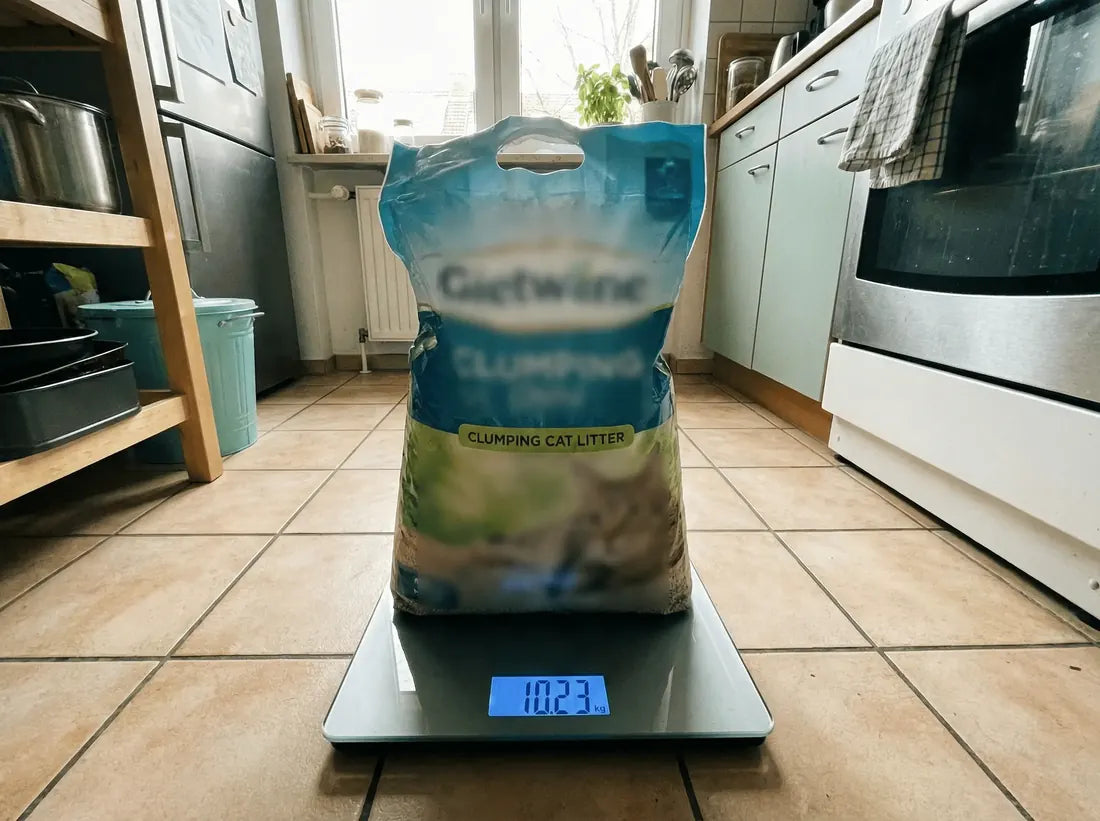 Ein 10-kg-Sack Klumpstreu auf einer Waage