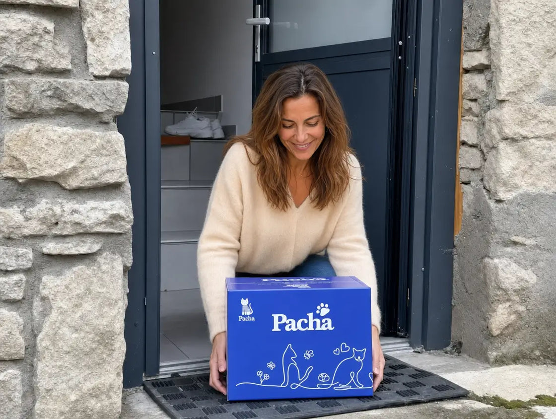 Eine Frau nimmt ein Pacha-Paket von der Türschwelle